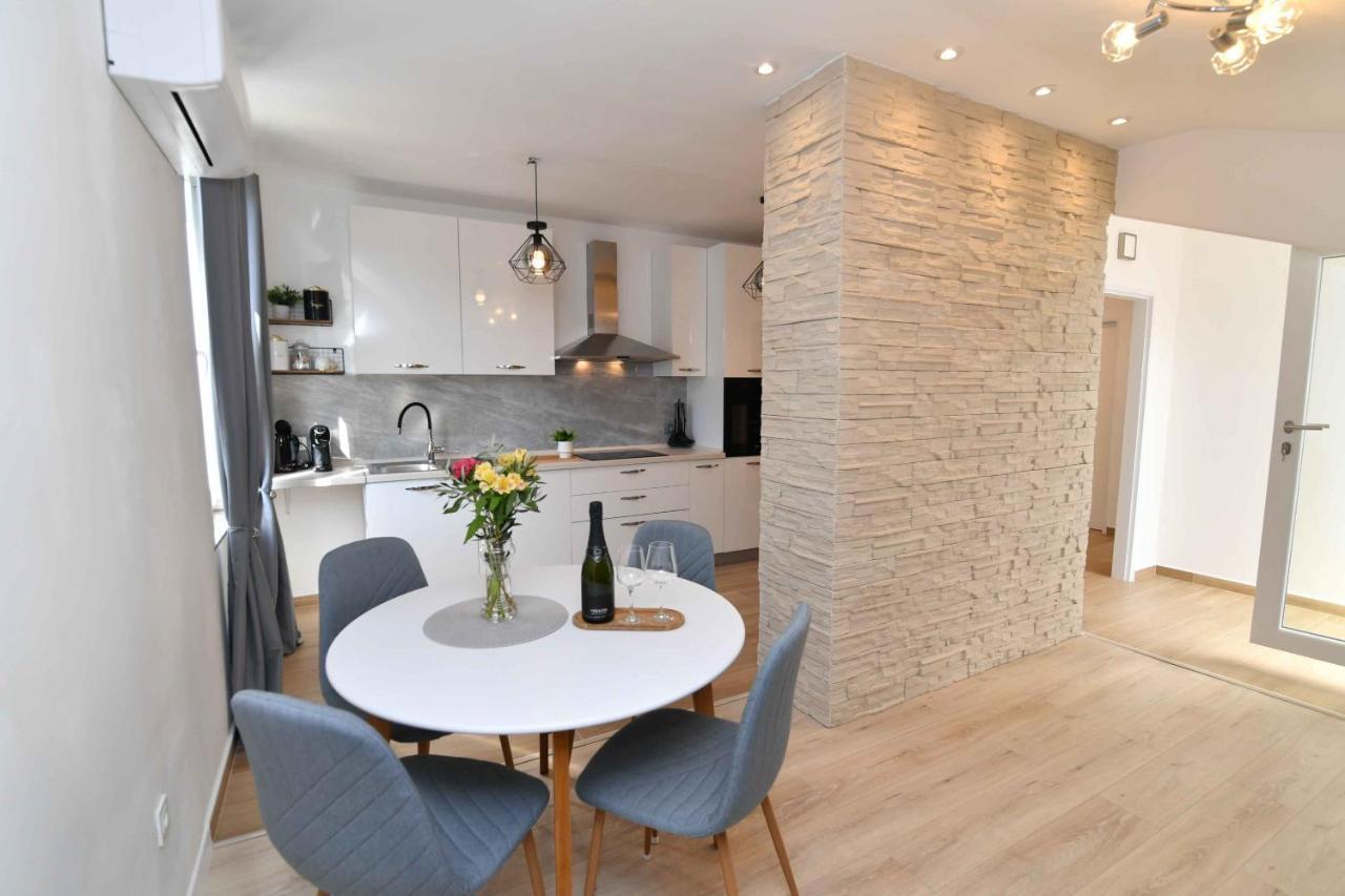 Apartman Leona Lovran Eksteriør bilde