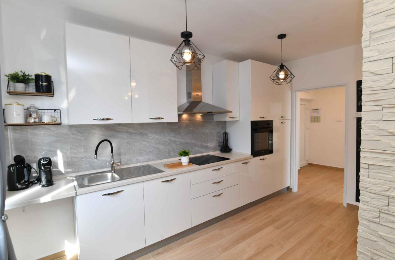 Apartman Leona Lovran Eksteriør bilde